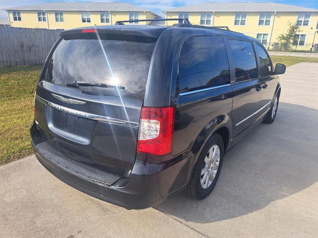 2013 Chrysler Town & Country Touring photo 2